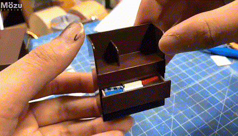 日本微缩模型大佬6个月神还原儿时房间,空调书桌还没有手指大 日本微缩模型大佬6个月神还原儿时房间,空调书桌还没有手指大