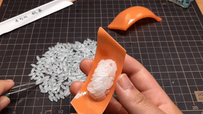 日本妹子用546粒米拼了个寿司,做到一半就生无可恋了… 日本妹子用546粒米拼了个寿司,做到一半就生无可恋了…