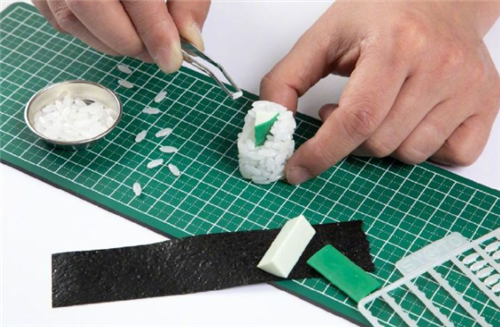 日本妹子用546粒米拼了个寿司,做到一半就生无可恋了… 日本妹子用546粒米拼了个寿司,做到一半就生无可恋了…