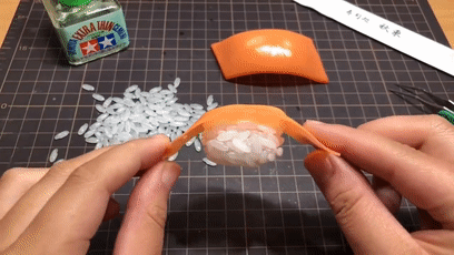 日本妹子用546粒米拼了个寿司,做到一半就生无可恋了… 日本妹子用546粒米拼了个寿司,做到一半就生无可恋了…