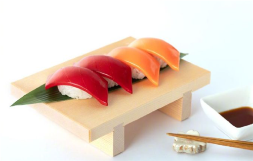 日本妹子用546粒米拼了个寿司,做到一半就生无可恋了… 日本妹子用546粒米拼了个寿司,做到一半就生无可恋了…