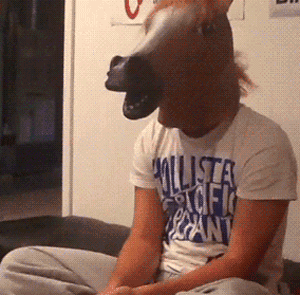 因为不想上班,日本大叔给自己屁股插了一刀 因为不想上班,日本大叔给自己屁股插了一刀