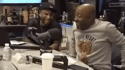 因为不想上班,日本大叔给自己屁股插了一刀 因为不想上班,日本大叔给自己屁股插了一刀