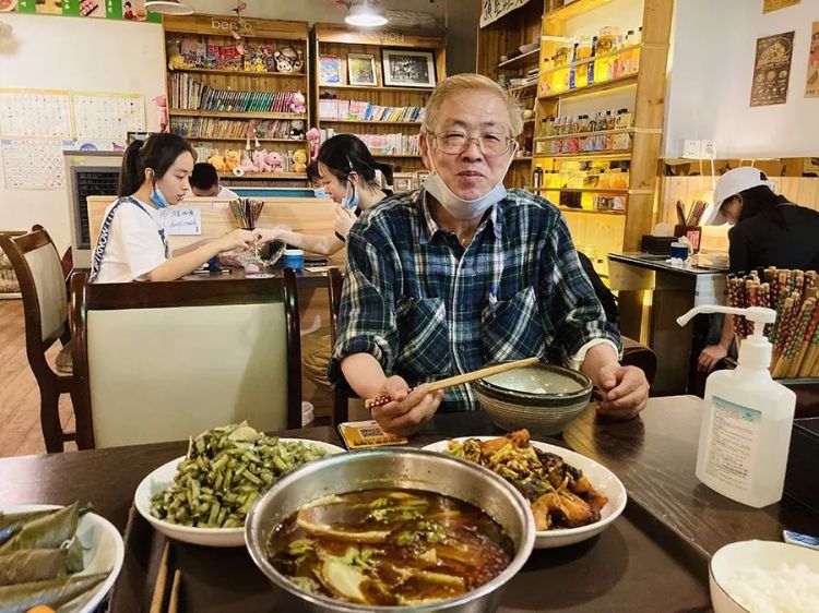 75岁日本老头独居中国,拿3000低薪,却过出了满分人生 75岁日本老头独居中国,拿3000低薪,却过出了满分人生