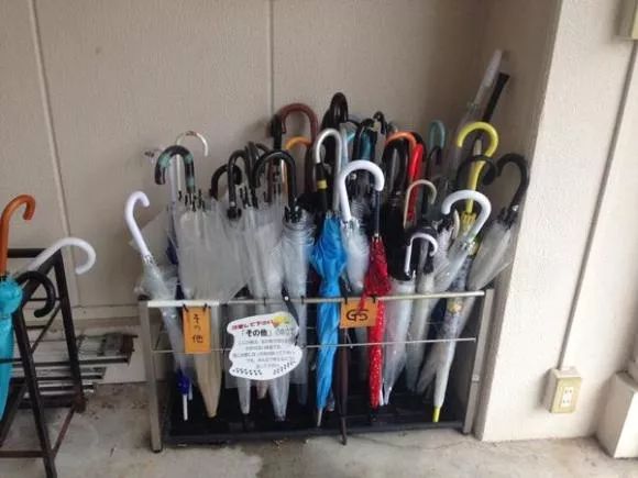 日本人为什么喜欢带长雨伞,很少有人带折叠伞? 日本人为什么喜欢带长雨伞,很少有人带折叠伞?