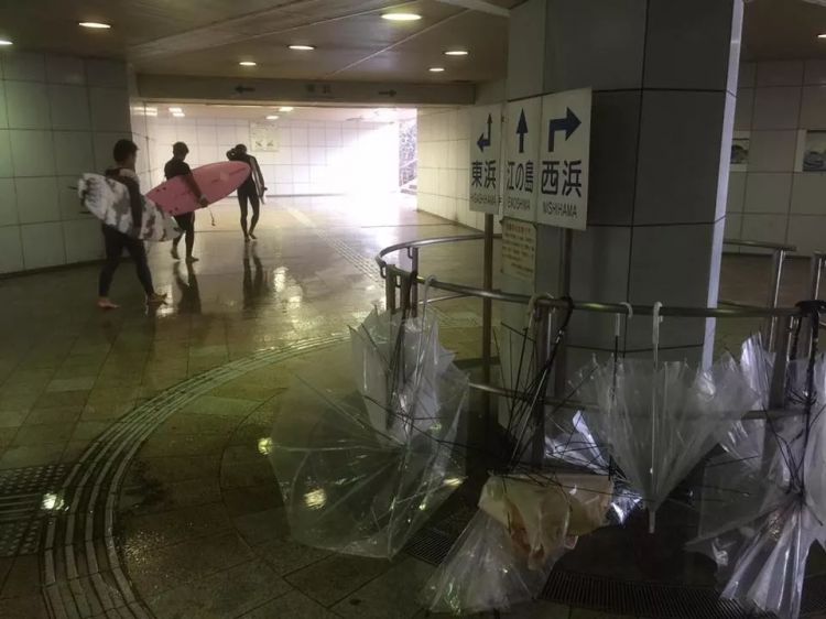 日本人为什么喜欢带长雨伞,很少有人带折叠伞? 日本人为什么喜欢带长雨伞,很少有人带折叠伞?