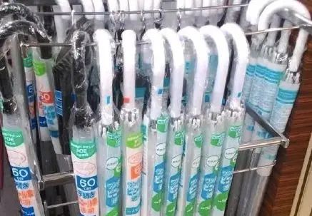 日本人为什么喜欢带长雨伞,很少有人带折叠伞? 日本人为什么喜欢带长雨伞,很少有人带折叠伞?