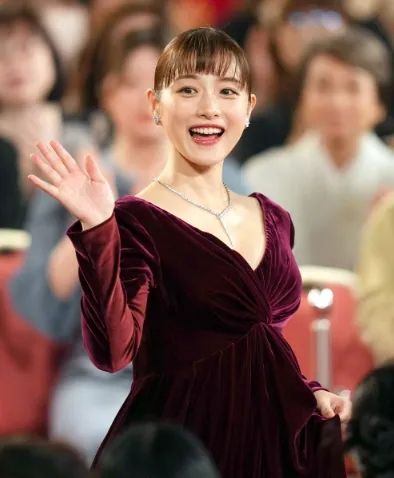 石原里美喜迎二胎，美貌、家庭、事业全都拿捏！