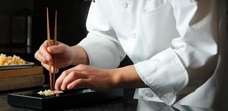 谁把日本料理捧上神坛？