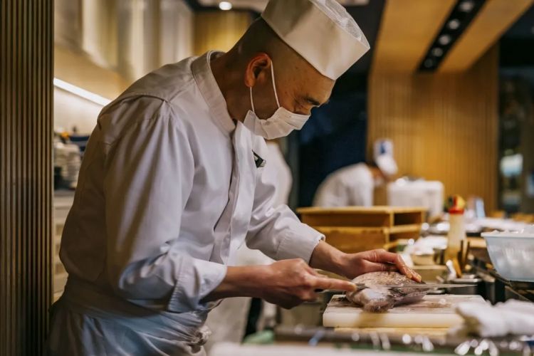 谁把日本料理捧上神坛？