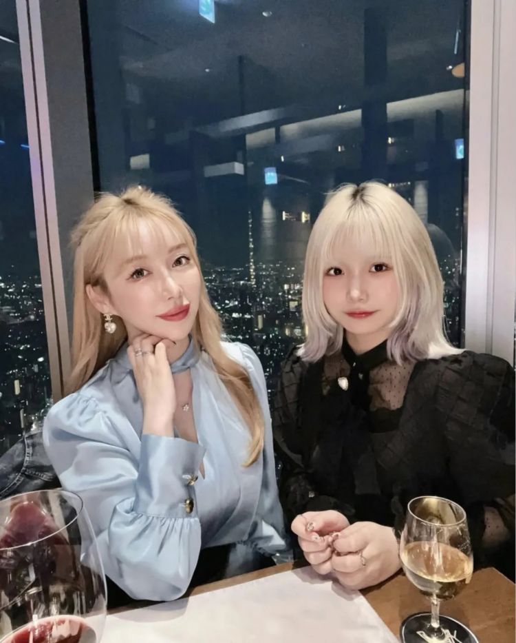 日本女孩14岁当妈,上学带娃两不误?如今和女儿一起开女仆咖啡厅当网红 日本女孩14岁当妈,上学带娃两不误?如今和女儿一起开女仆咖啡厅当网红