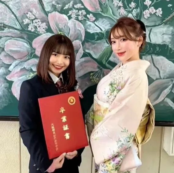 日本女孩14岁当妈,上学带娃两不误?如今和女儿一起开女仆咖啡厅当网红 日本女孩14岁当妈,上学带娃两不误?如今和女儿一起开女仆咖啡厅当网红