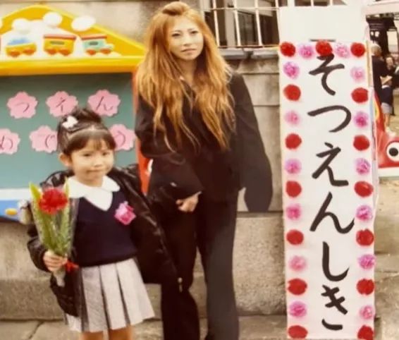 日本女孩14岁当妈,上学带娃两不误?如今和女儿一起开女仆咖啡厅当网红 日本女孩14岁当妈,上学带娃两不误?如今和女儿一起开女仆咖啡厅当网红