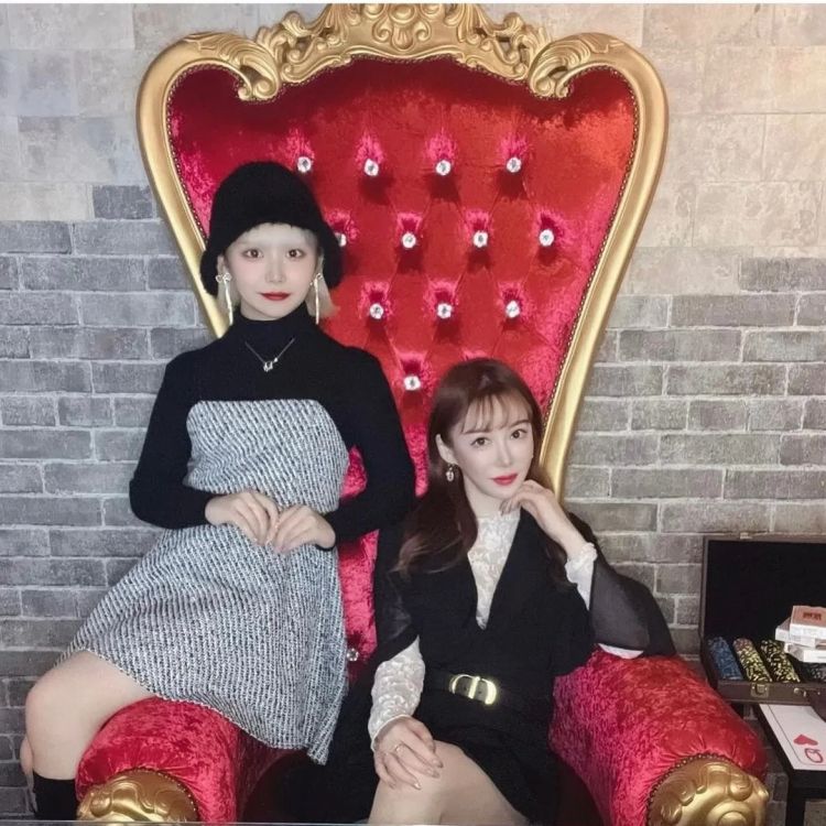 日本女孩14岁当妈,上学带娃两不误?如今和女儿一起开女仆咖啡厅当网红 日本女孩14岁当妈,上学带娃两不误?如今和女儿一起开女仆咖啡厅当网红