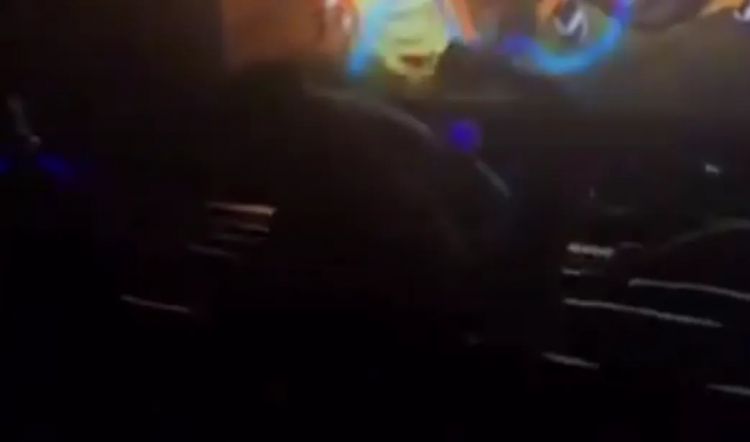 24岁男看《鬼灭》舍不得上厕所!当众使出「尿之呼吸」波及孩童遭围殴 24岁男看《鬼灭》舍不得上厕所!当众使出「尿之呼吸」波及孩童遭围殴