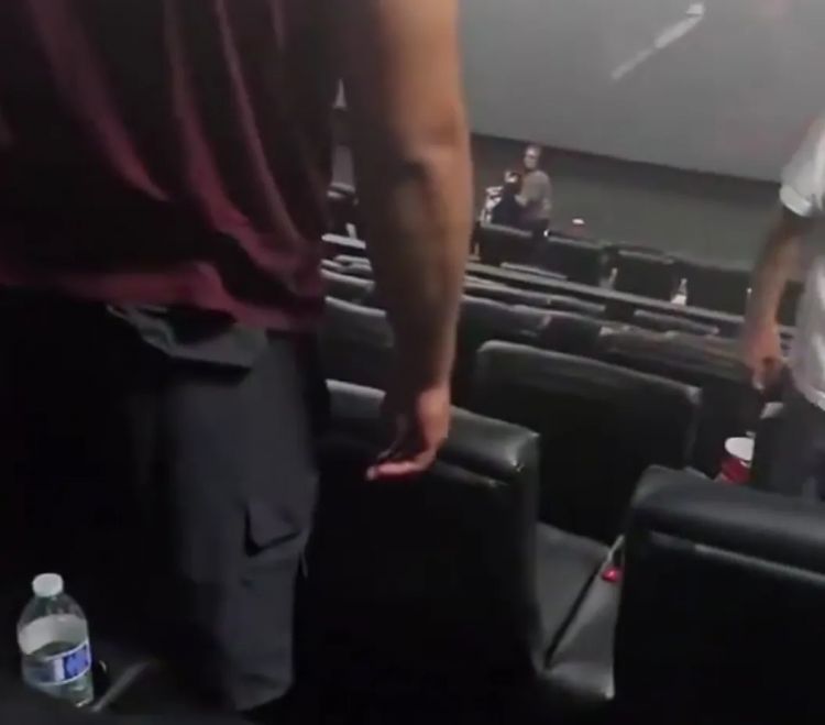 24岁男看《鬼灭》舍不得上厕所!当众使出「尿之呼吸」波及孩童遭围殴 24岁男看《鬼灭》舍不得上厕所!当众使出「尿之呼吸」波及孩童遭围殴