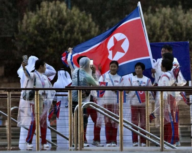 第255期:日本建外国人公寓?大阪世博烟花致游客受伤;知名电音女团解散?乐队结婚潮? | 百通板 第255期:日本建外国人公寓?大阪世博烟花致游客受伤;知名电音女团解散?乐队结婚潮? | 百通板