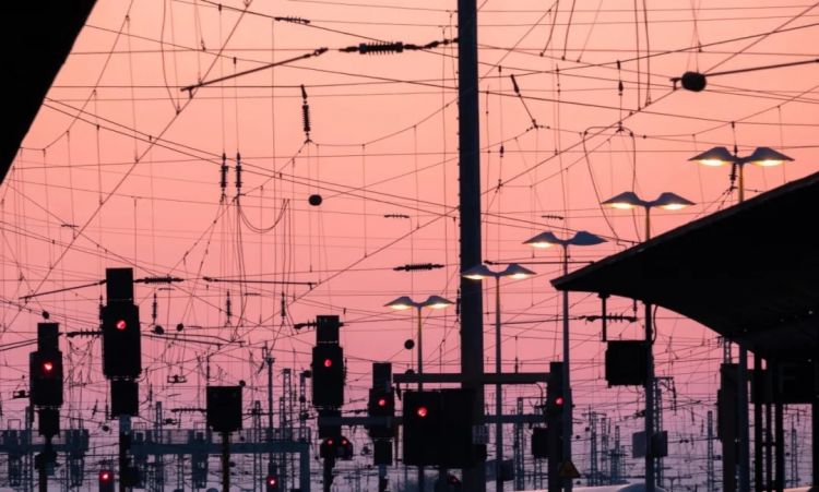 第255期:日本建外国人公寓?大阪世博烟花致游客受伤;知名电音女团解散?乐队结婚潮? | 百通板 第255期:日本建外国人公寓?大阪世博烟花致游客受伤;知名电音女团解散?乐队结婚潮? | 百通板