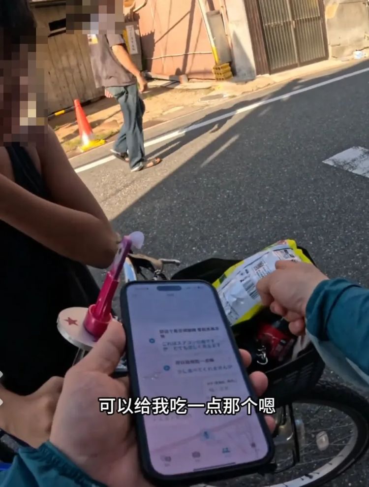 中国网红大学生穷游大阪!「拿吃过牙签狂叉葡萄」日本阿姨傻眼,行为惹怒全网了! 中国网红大学生穷游大阪!「拿吃过牙签狂叉葡萄」日本阿姨傻眼,行为惹怒全网了!