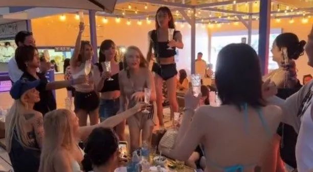 日本“人妖”花2000万整容变性,引得富商豪门纷纷“打赏”,还坐私人飞机登上国际 日本“人妖”花2000万整容变性,引得富商豪门纷纷“打赏”,还坐私人飞机登上国际