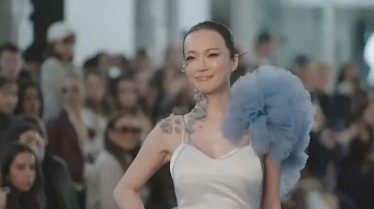 日本“人妖”花2000万整容变性,引得富商豪门纷纷“打赏”,还坐私人飞机登上国际 日本“人妖”花2000万整容变性,引得富商豪门纷纷“打赏”,还坐私人飞机登上国际