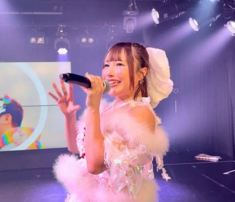 日本偶像36岁才全身整形出道,如今44岁还在闪耀舞台? 日本偶像36岁才全身整形出道,如今44岁还在闪耀舞台?