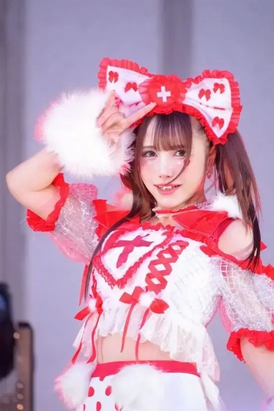 日本偶像36岁才全身整形出道,如今44岁还在闪耀舞台? 日本偶像36岁才全身整形出道,如今44岁还在闪耀舞台?