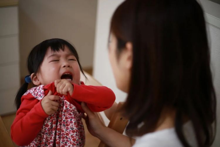 比“裸孩”还惨!继父和亲生母亲长年虐女,致其大小便失禁,却只被判12年?! 比“裸孩”还惨!继父和亲生母亲长年虐女,致其大小便失禁,却只被判12年?!