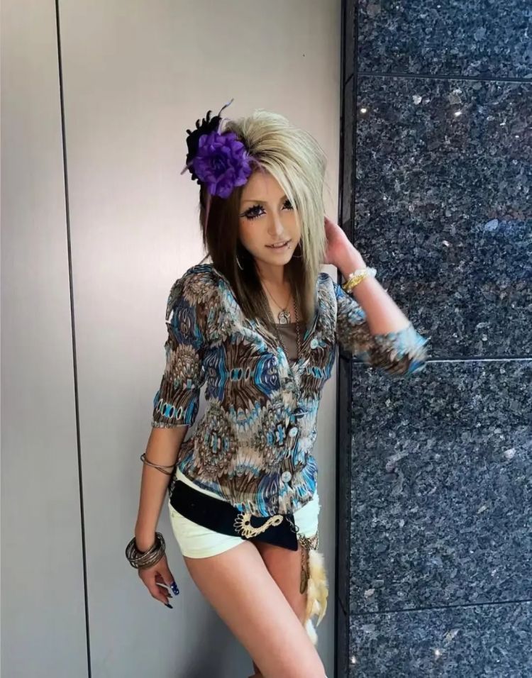 17岁日本辣妹辍学边当杂志模特边工地搬砖,长指甲断了上胶水,和工友打成一片? 17岁日本辣妹辍学边当杂志模特边工地搬砖,长指甲断了上胶水,和工友打成一片?