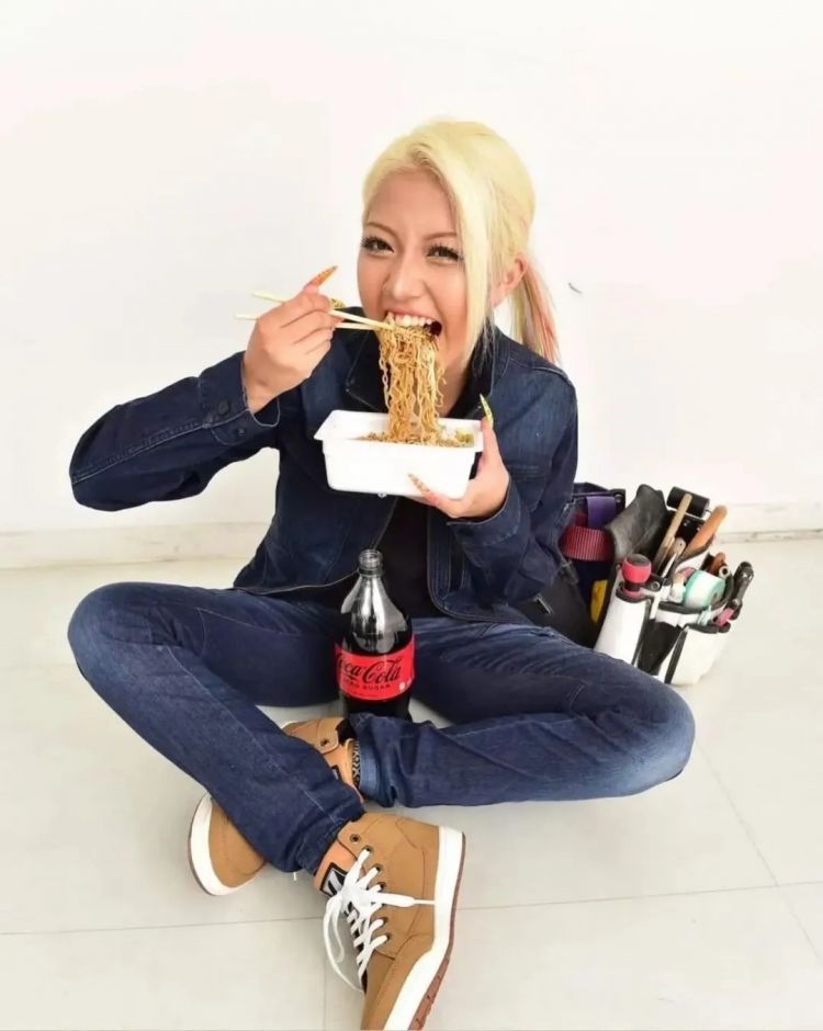 17岁日本辣妹辍学边当杂志模特边工地搬砖,长指甲断了上胶水,和工友打成一片? 17岁日本辣妹辍学边当杂志模特边工地搬砖,长指甲断了上胶水,和工友打成一片?