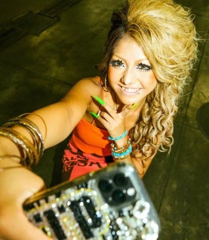 17岁日本辣妹辍学边当杂志模特边工地搬砖,长指甲断了上胶水,和工友打成一片? 17岁日本辣妹辍学边当杂志模特边工地搬砖,长指甲断了上胶水,和工友打成一片?