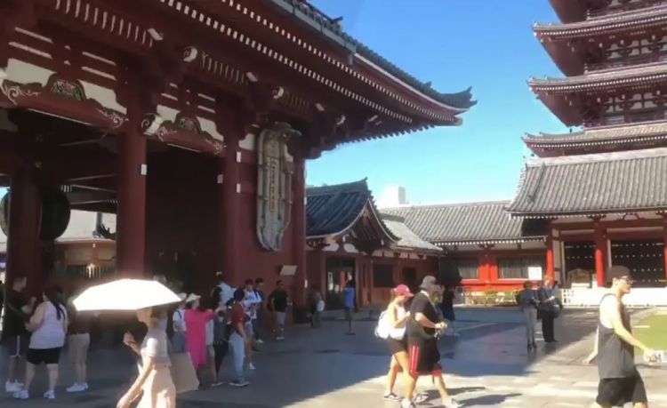 中国男游客浅草寺大喊「鬼子」...用「冥币求签」还拍片吸流量,网友怒了 中国男游客浅草寺大喊「鬼子」...用「冥币求签」还拍片吸流量,网友怒了