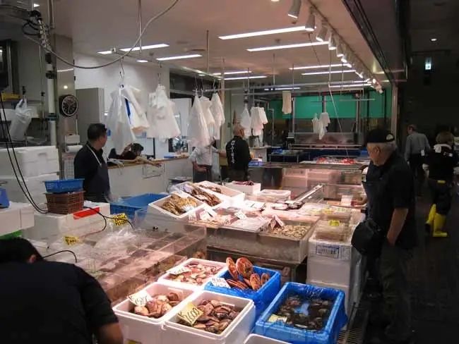 中国大妈被捕,只因偷了10块钱的鱼骨头?日本网友:这下知道她家店卖的都是啥了吧… 中国大妈被捕,只因偷了10块钱的鱼骨头?日本网友:这下知道她家店卖的都是啥了吧…