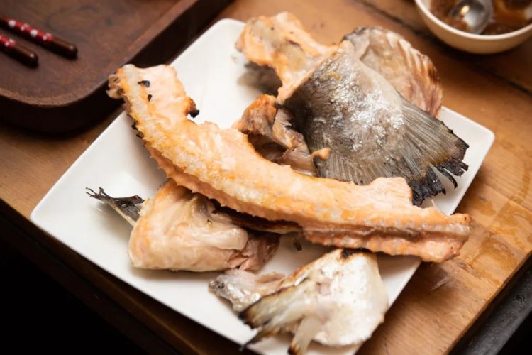 中国大妈被捕,只因偷了10块钱的鱼骨头?日本网友:这下知道她家店卖的都是啥了吧… 中国大妈被捕,只因偷了10块钱的鱼骨头?日本网友:这下知道她家店卖的都是啥了吧…