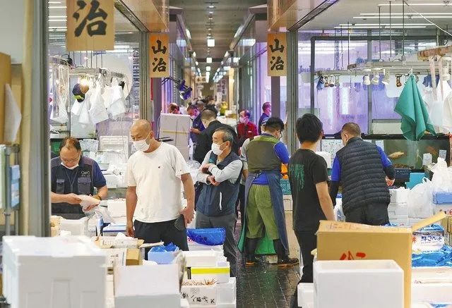 中国大妈被捕,只因偷了10块钱的鱼骨头?日本网友:这下知道她家店卖的都是啥了吧… 中国大妈被捕,只因偷了10块钱的鱼骨头?日本网友:这下知道她家店卖的都是啥了吧…